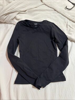 Aritzia Long Sleeve Crew Neck Top in Black